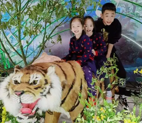杨威晒儿子打高尔夫,12岁杨阳又瘦又高变化大,手臂肌肉线条抢镜
