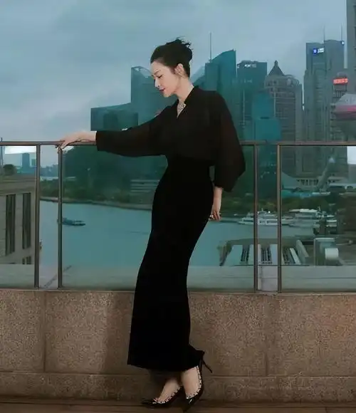 55岁陈红高科技美后大回春穿的时髦又靓丽,骨相美人真抗衰老
