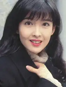 她坚持丁克不晒太阳,51岁似少女,老公比她大4岁却显老10岁
