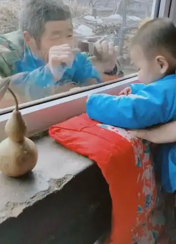 城市媳妇回农村,爷爷给孙子拿来的玩具亮了,感受满满亲情
