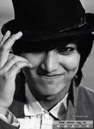 花样美男李民浩的烟熏妆
