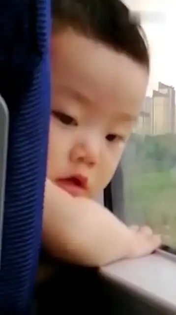 果然男人都是视觉动物,一看见美女,眼神从大地主变成了小奶狗
