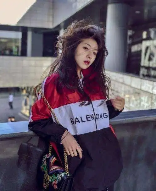被称为国羽最美女神,如今25岁身材修长,面容甜美却仍是单身
