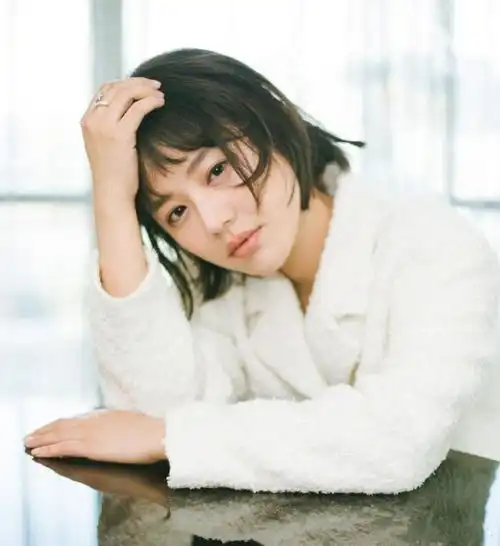 娱乐明星马思纯和蒋雯丽携手拍摄时尚大片,两人默契十足
