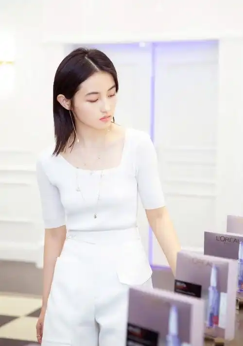 张子枫仙女首饰少女感满满,清纯可爱的套装超显气质,太会搭了
