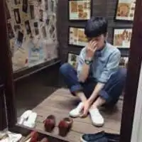 男生盘腿坐地上qq头像
