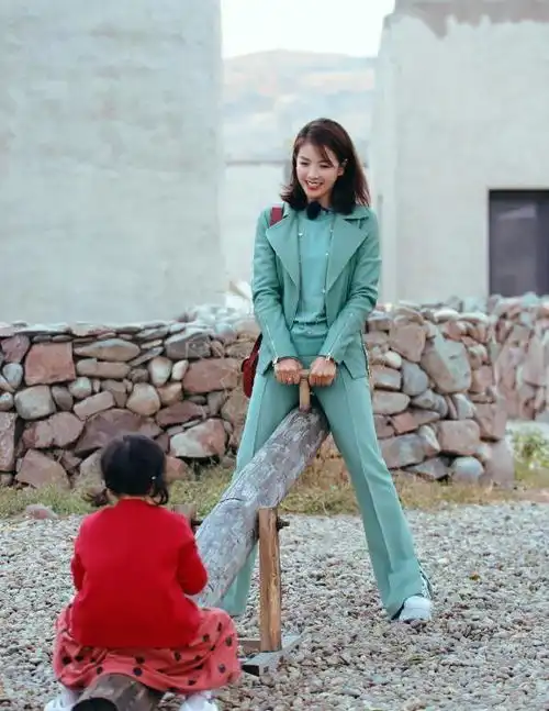 当41岁刘涛同框40岁姚晨,终于明白女人气质比长相重要太多了
