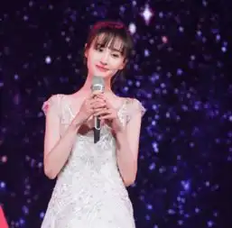 郑爽双十一晚会甜美献唱,穿白裙仙气飘飘,歌声出乎意料的好听
