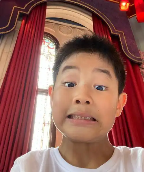 胡可晒丑萌照为儿庆生6岁小鱼儿搞怪扮鬼脸,五官与爸爸如复制
