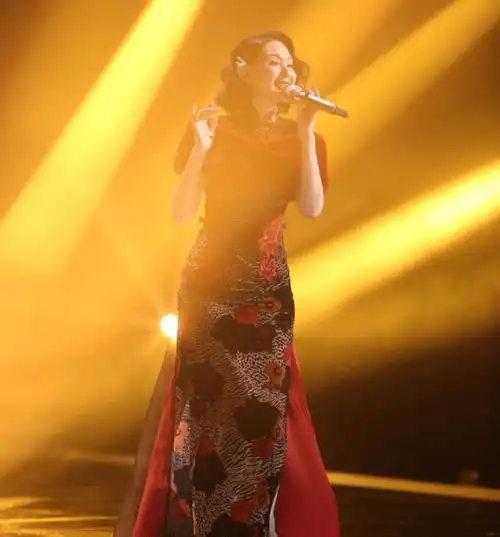 程莉莎爆自己只想红,穿旗袍身材显露无遗,浪姐2中被她圈粉
