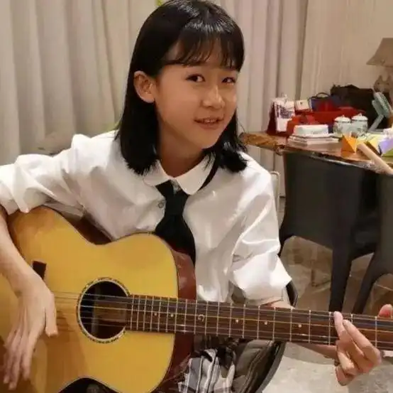鲍蕾晒带娃日常,12岁贝儿弹吉他有模有样,妹妹镜头前捣乱
