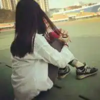 侧身盘腿情侣头像一对两张
