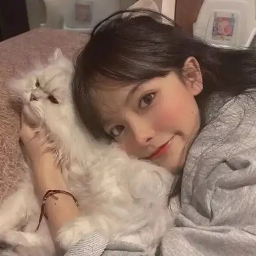 女生头像有人等烟雨,有人怪雨急
