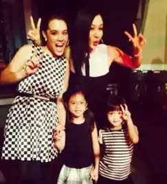 钟丽缇携三女儿亮相与大女儿似姐妹花

