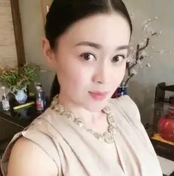 她撞脸倪萍,赵本山最得意的女徒弟,35岁孤身一人很潇洒
