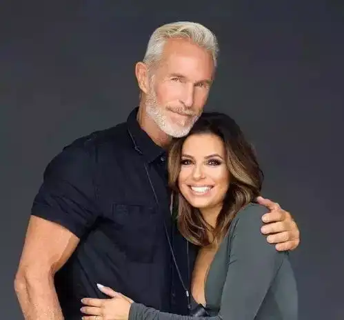 60岁大爷开飞机玩跑车,搞来千万美女粉丝
