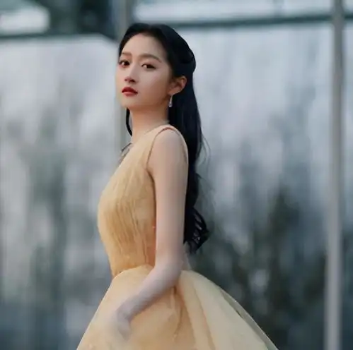 关晓彤为鹿晗庆34岁生日,庆生视频曝光,鹿晗当众喝酒跳舞超兴奋
