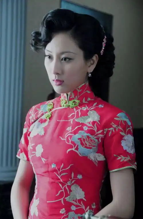 从旗袍到旗袍,马苏倾情演绎婉约大气的民国美人
