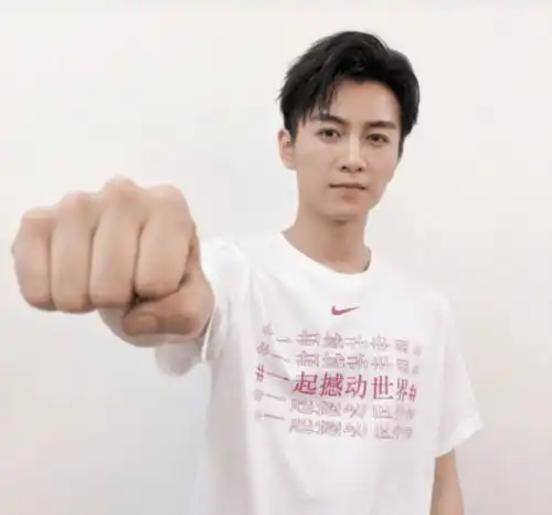 陈晓为水后舌战网友童瑶威胁到85花邓超鹿晗商业捆绑包贝尔甩锅队友被唾弃网剧女星装醉钓大鱼
