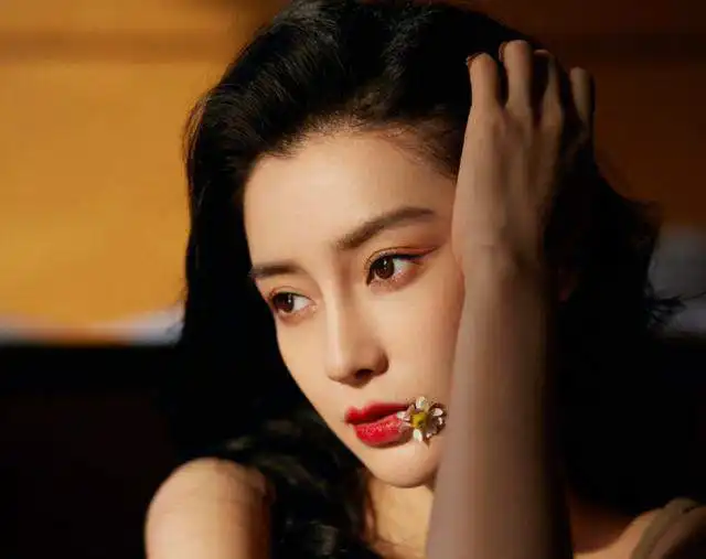 黄晓明接受采访,绝口不提妻子baby,二人关系惹人不解
