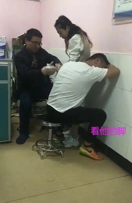 河南男子打针怕疼,抱着媳妇大腿不放要笑晕,以后脸往哪放
