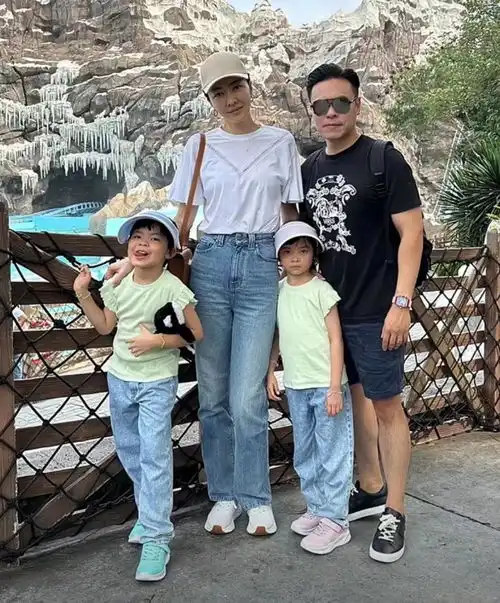 熊黛林全家出游,双胞胎女儿变化大,姐姐长相随爸妹妹个头像妈
