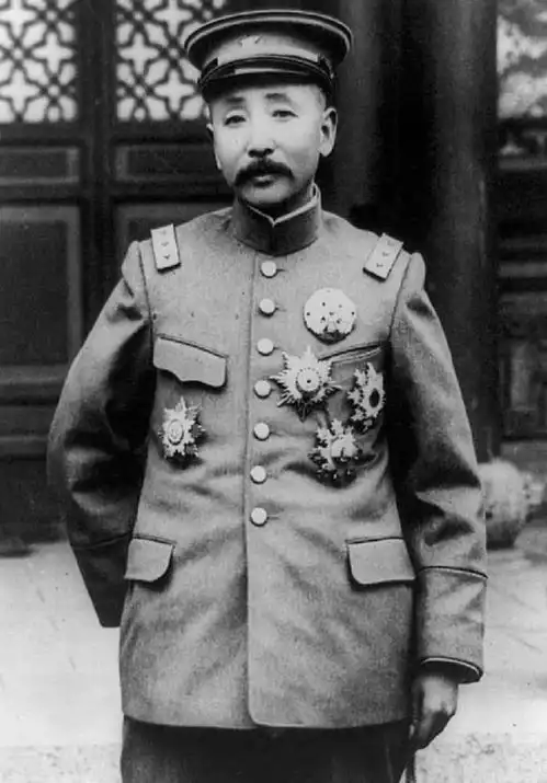 民国拥兵最多的六大军阀,傅作义只排第六,排在首位的拥兵35万
