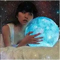 找一张头像一个长头发的白衣女子,坐在穿上,抱着一个蓝色的球,有没有啊,多一点的啊
