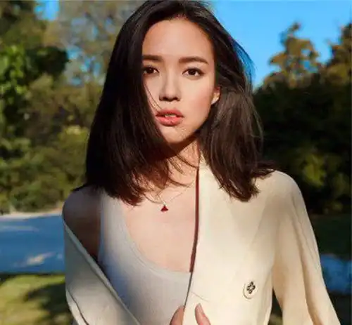 中国首位世界小姐冠军,拒绝百亿富豪嫁给爱情,35岁成这样
