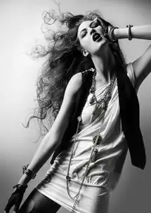 求下列图的原图尤其第2.3张麻烦找几张风格相同的图片,多多益善,越多越好
