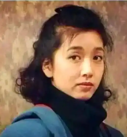 24岁开始拍戏,离婚后为女儿息影10年,如今50岁和女儿似姐妹花
