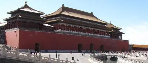 小偷从排水洞溜进国库,出洞时遇同行,两人都看着元宝饿死洞里
