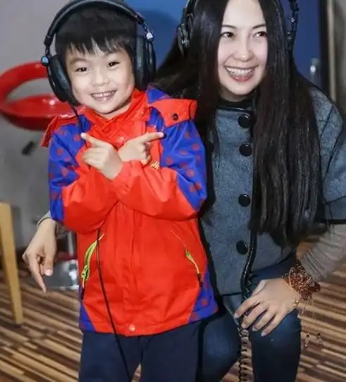 她意外怀孕放弃事业,孩子生父至今成谜,10岁儿子帅成男主脸
