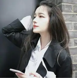 谁认识她以前找头像的时候看见的我觉得她像我一个认识的人,然后我就保存了,我现在特别想知道她名字
