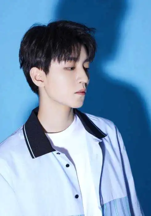 温柔的蓝白少年王俊凯,儒雅小王子范儿十足,尽显自成一派的帅气
