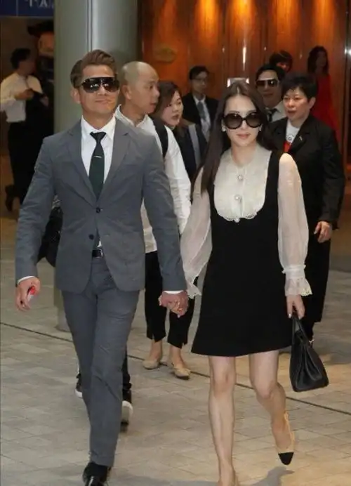 郭富城与小22岁娇妻,二人在一起无压力,天王肌肉身材很给力
