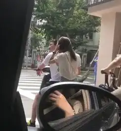 王思聪骑电动车带妹子逛街,网友你的劳斯莱斯呢
