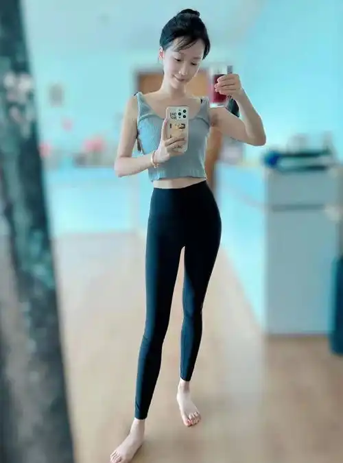 阔太李念官宣怀三胎,肚大如箩孕相足,嘟红唇卖萌少女感依旧
