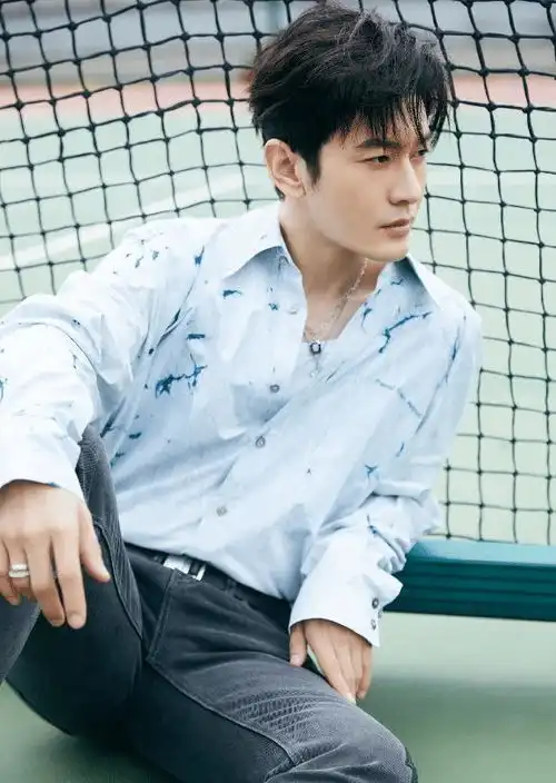 黄晓明减龄打扮如少年,脚上鞋子引关注是baby给他选的吗
