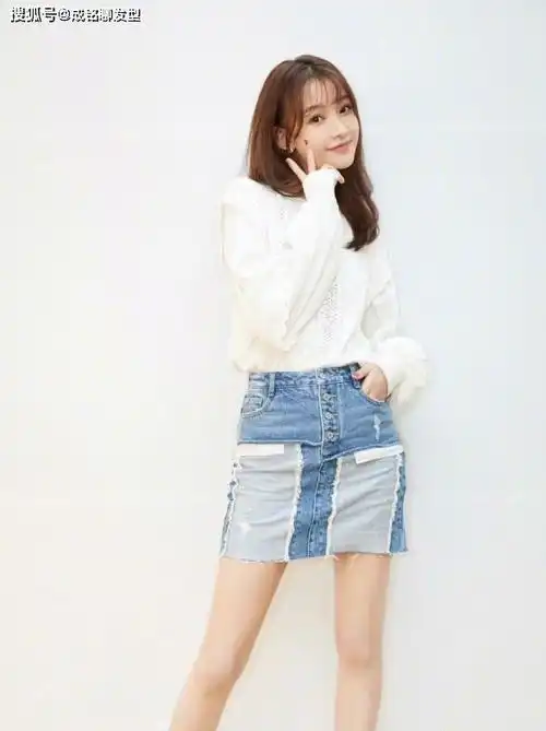 孙怡薄荷绿上衣搭波浪长发,倚栏杆回眸浅笑,甜美可爱少女感依旧
