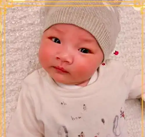 王祖蓝举办百日宴,抱女儿站李亚男身边超像小朋友,佘诗曼送大礼
