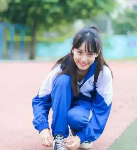 为什么贵族学校女生校服是裙子,普通学校是裤子答案意料之中
