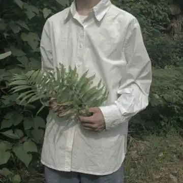 手里捧着花的男生头像
