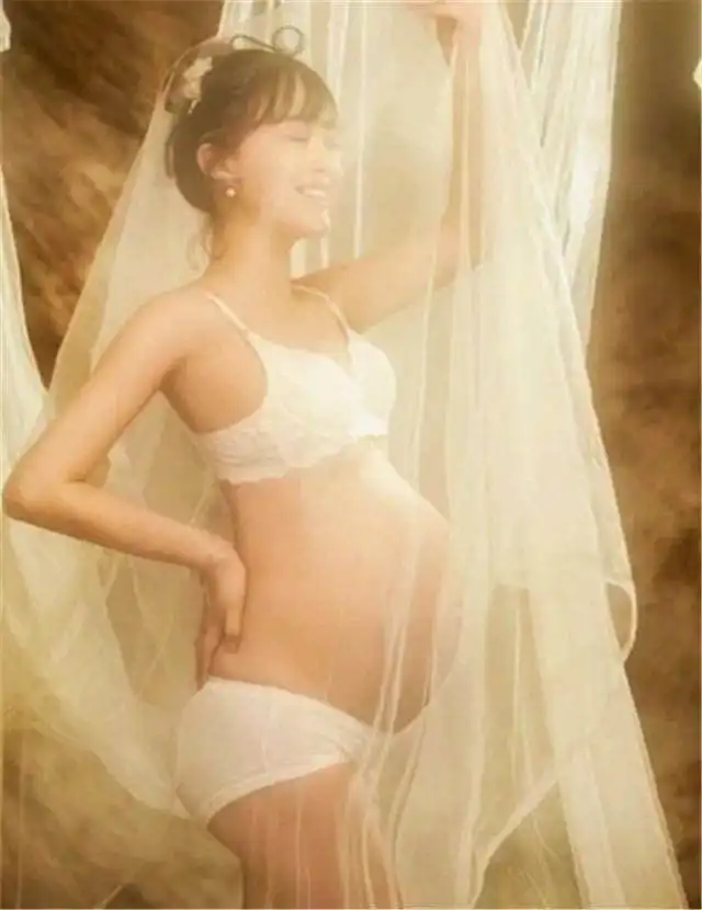 19岁年轻辣妈挺着大肚子拍孕妇照,效果仙气十足,美丽堪比女明星
