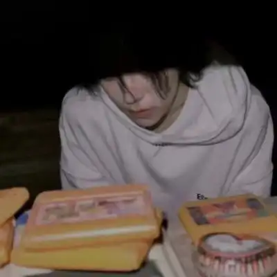 所谓思念不过一厢情愿伤感男生个签
