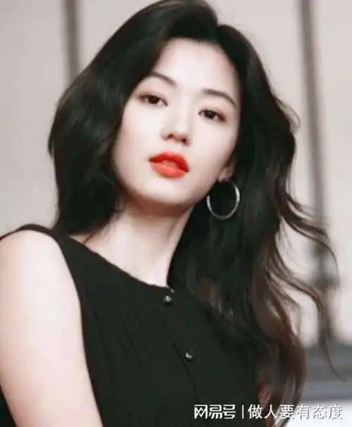 42岁全智贤正规证件照曝光皮肤紧致状态年轻,真是越来越漂亮了
