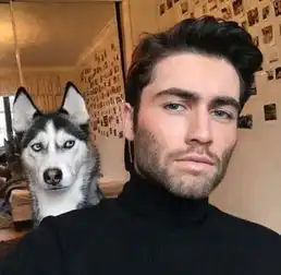 难道真的狗狗越长越像人这只二哈真的是无敌了......
