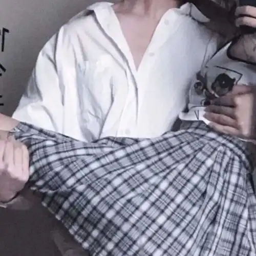 女生肚肚好痛,傻子才回多喝热水,看看暖男的回复吧

