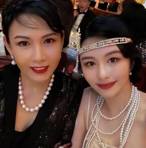 邱淑贞女儿沈月晒一家三口赴巴黎奥运会观赛合照,郭晶晶背双肩包微笑出镜和我家人去了巴黎奥运会2024
