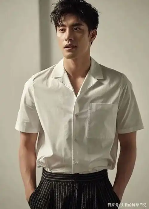 450岁的男人,少穿t恤配短裤,太油腻推荐这样穿,高级显高衬衫t恤牛仔裤减龄网易订阅
